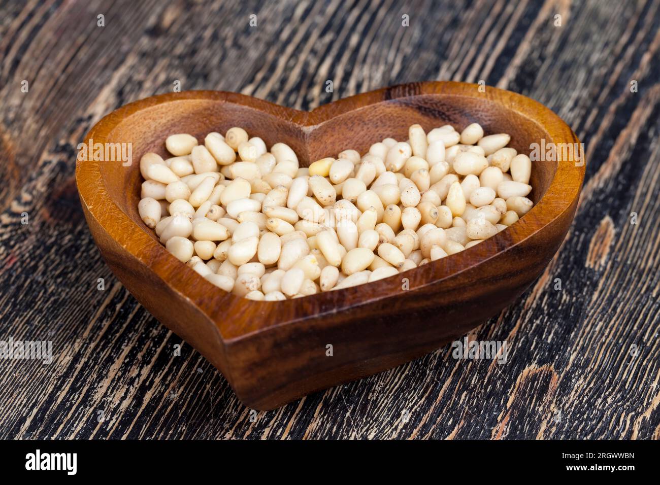 pinoli sbucciati di piccole dimensioni, noci utili, una parte del guscio rimane sulle noci di cedro Foto Stock