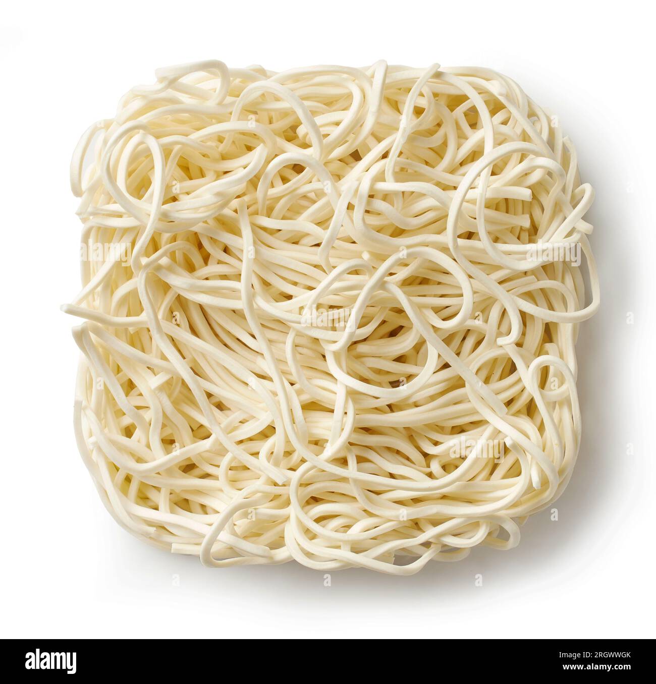 spaghetti asiatici essiccati a cottura rapida isolati su sfondo bianco, vista dall'alto Foto Stock