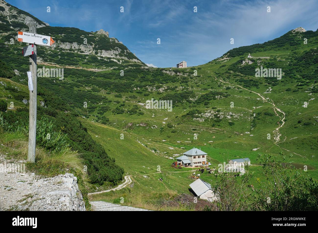 Caseificio alpino per la produzione artigianale e sostenibile di formaggi, yogurt e altri derivati del latte, nel Parco naturale regionale della Lessinia, con roa libera Foto Stock