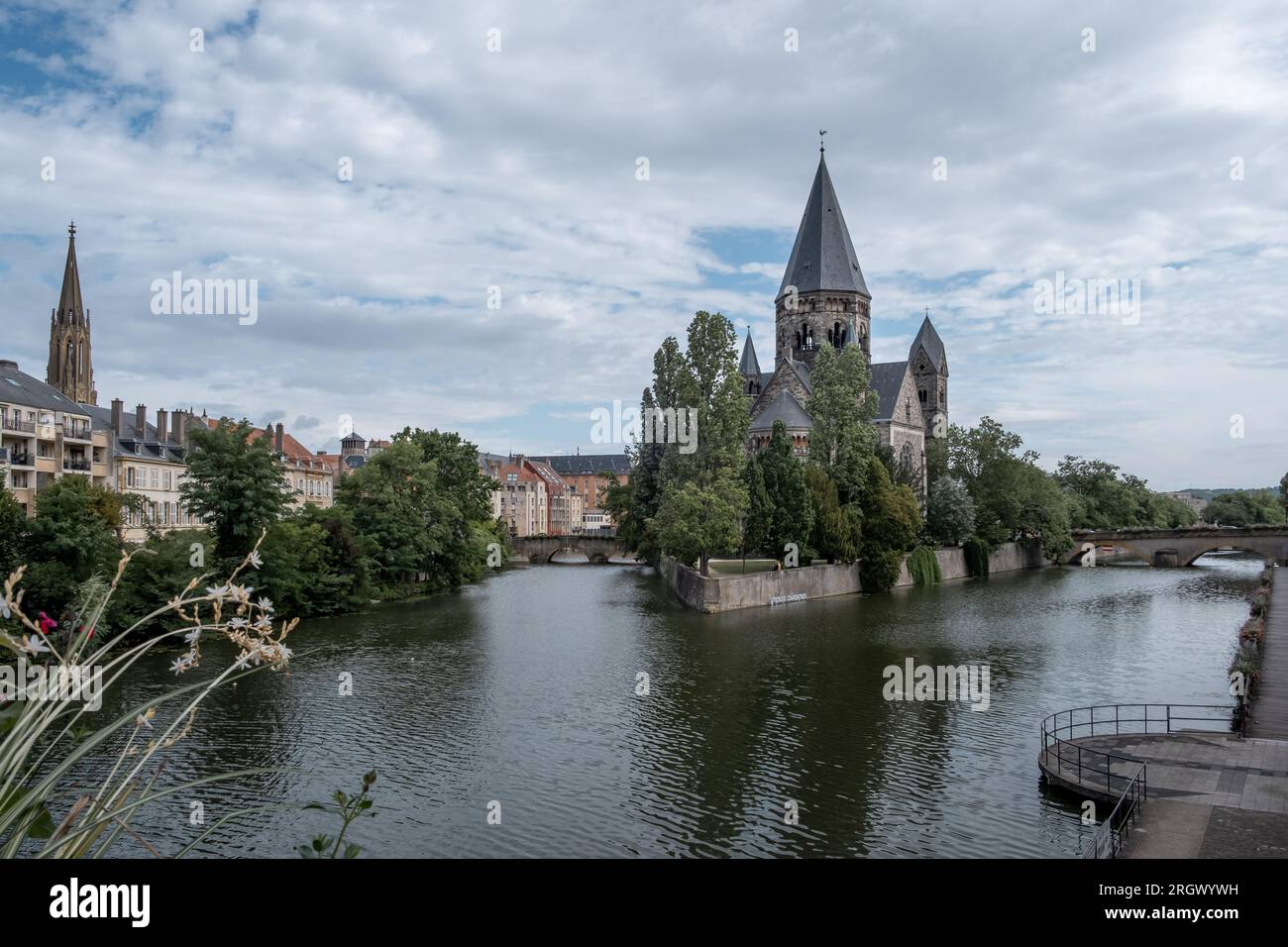 Vista classica di Metz lungo il fiume con il tempio in estate Foto Stock