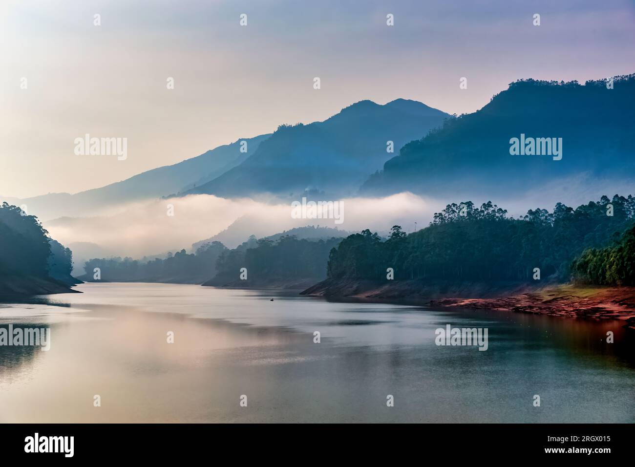 Splendida vista sulle montagne della diga di Mattupetty, Munnar, Kerala, India. Una delle attrazioni più panoramiche di Munnar è la diga di Mattupetty, che offre un pa Foto Stock