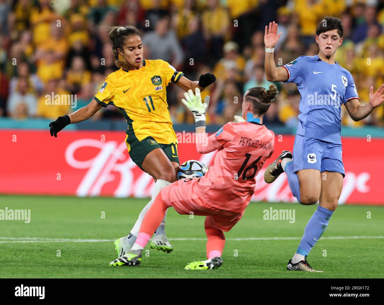 Brisbane, Australia. 12 agosto 2023. Mary Fowler (L) dell'Australia spara durante la partita dei quarti di finale tra Australia e Francia alla Coppa del mondo femminile 2023 a Brisbane, Australia, 12 agosto 2023. Crediti: Ding Ting/Xinhua/Alamy Live News Foto Stock