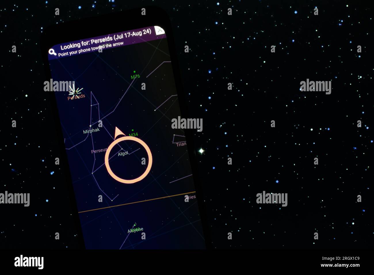 App Google Sky Map che individua la doccia meteoritica Perseid. Sfondo con asterisco sullo schermo. Telefono cellulare Google Pixel con freccia verso l'origine Foto Stock