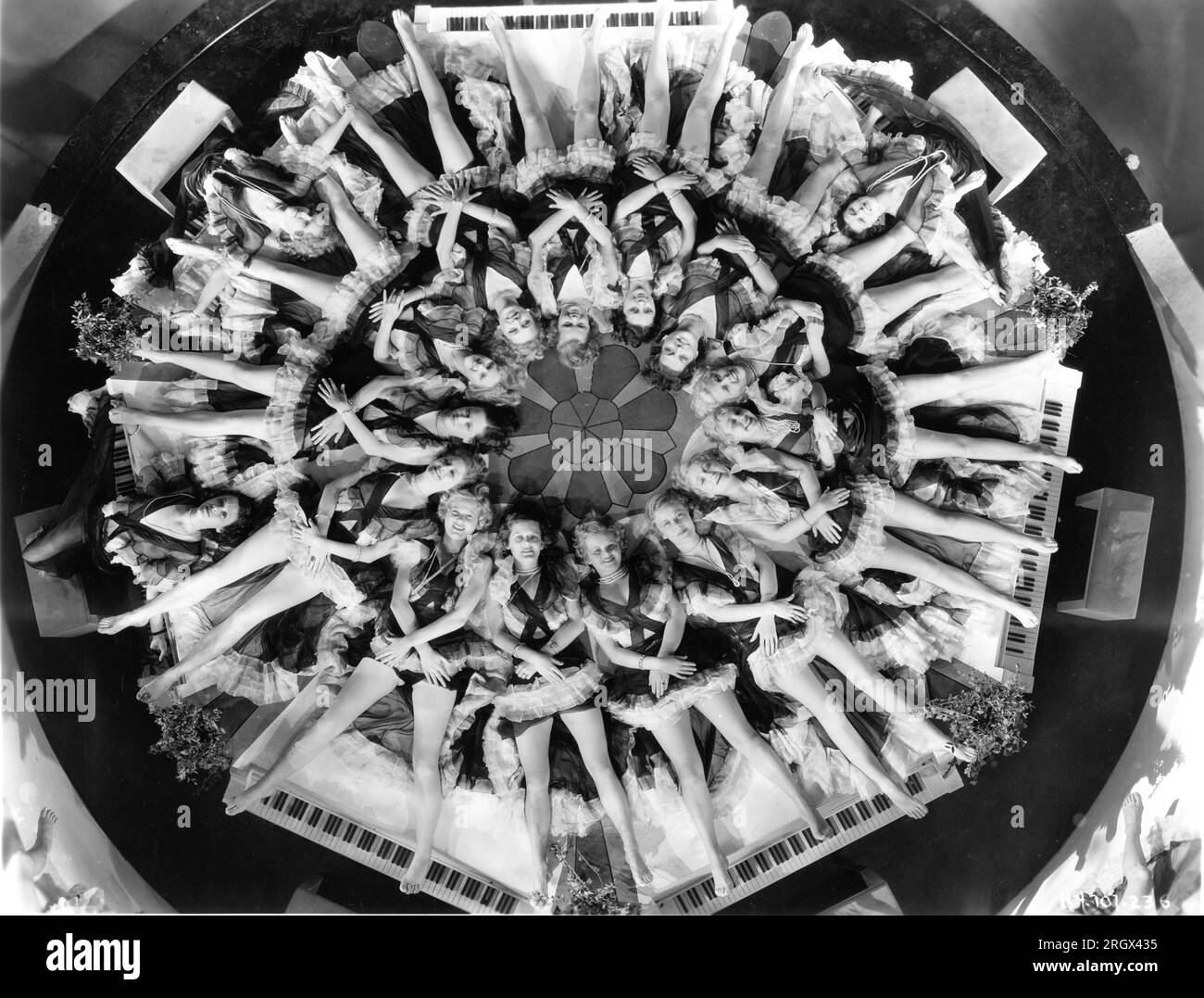 Chorines / Chorus Girls in FLYING DOWN TO RIO 1933 regista THORNTON FREELAND musica Vincent Youmans testi Gus Kahn ed Edward Eliscu costumi Walter Plunkett e (non accreditato) Irene RKO radio Pictures Foto Stock