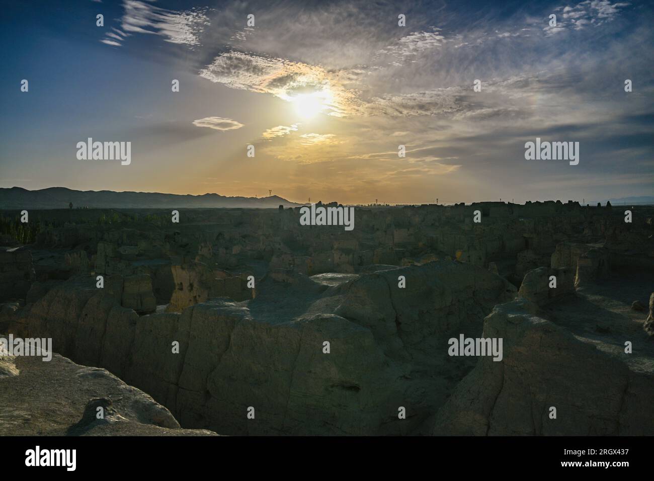 Turpan. 11 agosto 2023. Questa foto scattata l'11 agosto 2023 mostra l'antica città di Jiaohe al tramonto a Turpan, nella regione autonoma di Xinjiang Uygur della Cina nordoccidentale. L'antica città di Jiaohe, situata nell'oasi a nord del bacino della Turfan, era una volta un'importante città sull'antica via della seta, ed è stata elencata come una delle prime unità di protezione delle reliquie culturali chiave a livello nazionale nel 1961. Crediti: Ma Ning/Xinhua/Alamy Live News Foto Stock