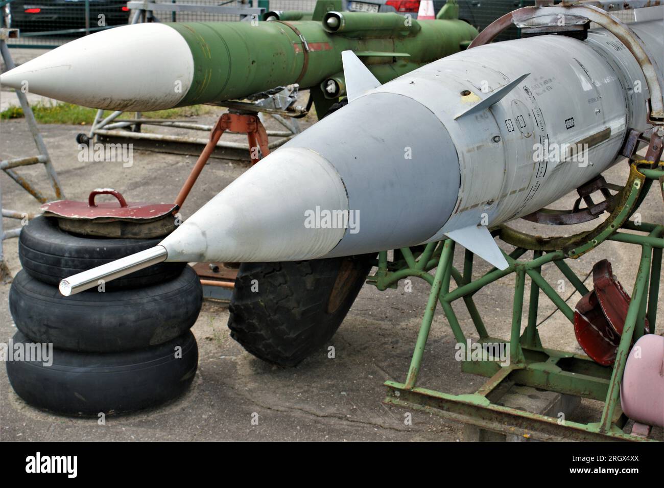 Vecchi razzi dell'Unione Sovietica. Vecchio equipaggiamento militare. Foto Stock