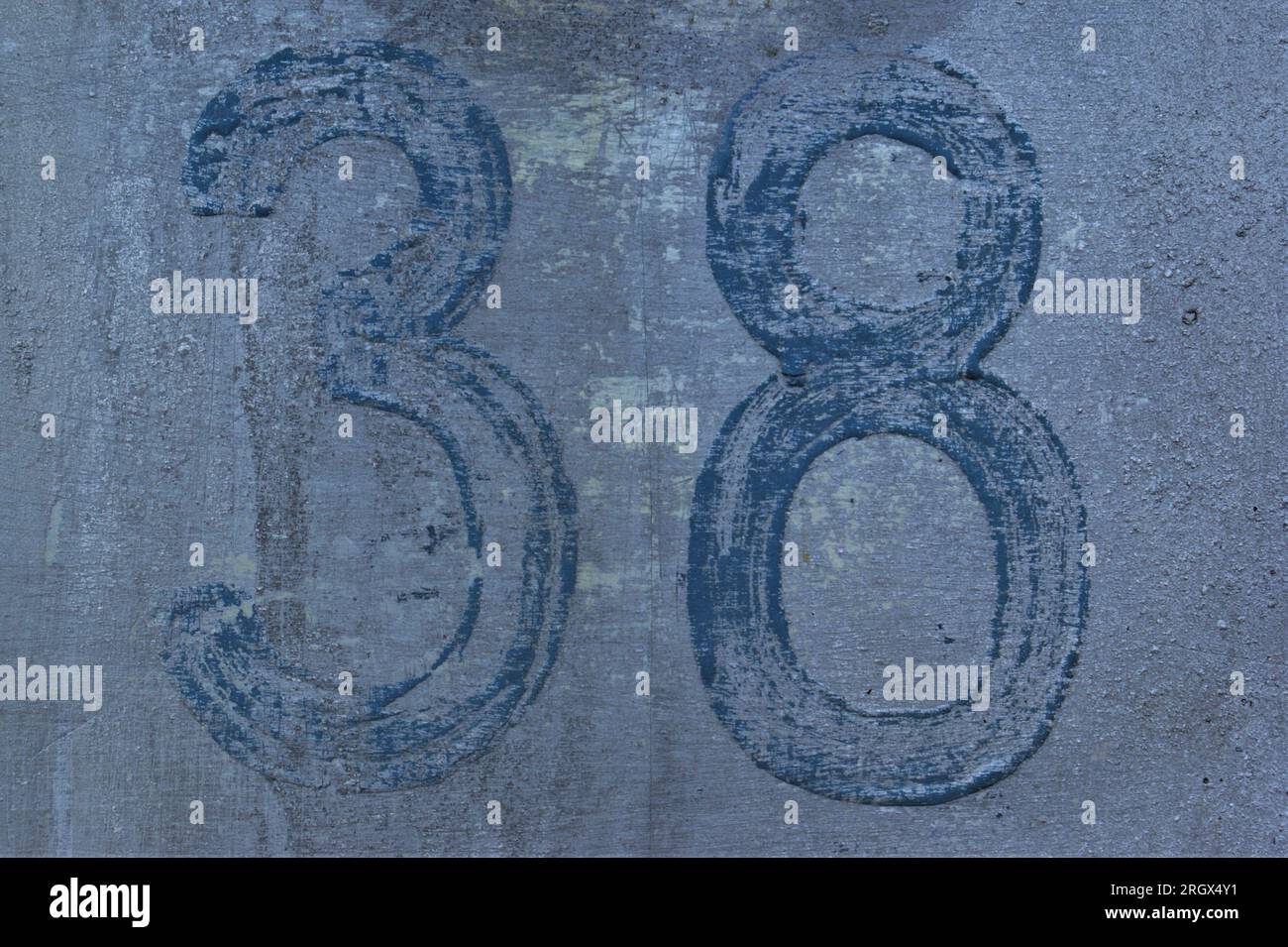 Numero 38 in blu-grigio. Vecchia iscrizione con vernice. Foto Stock