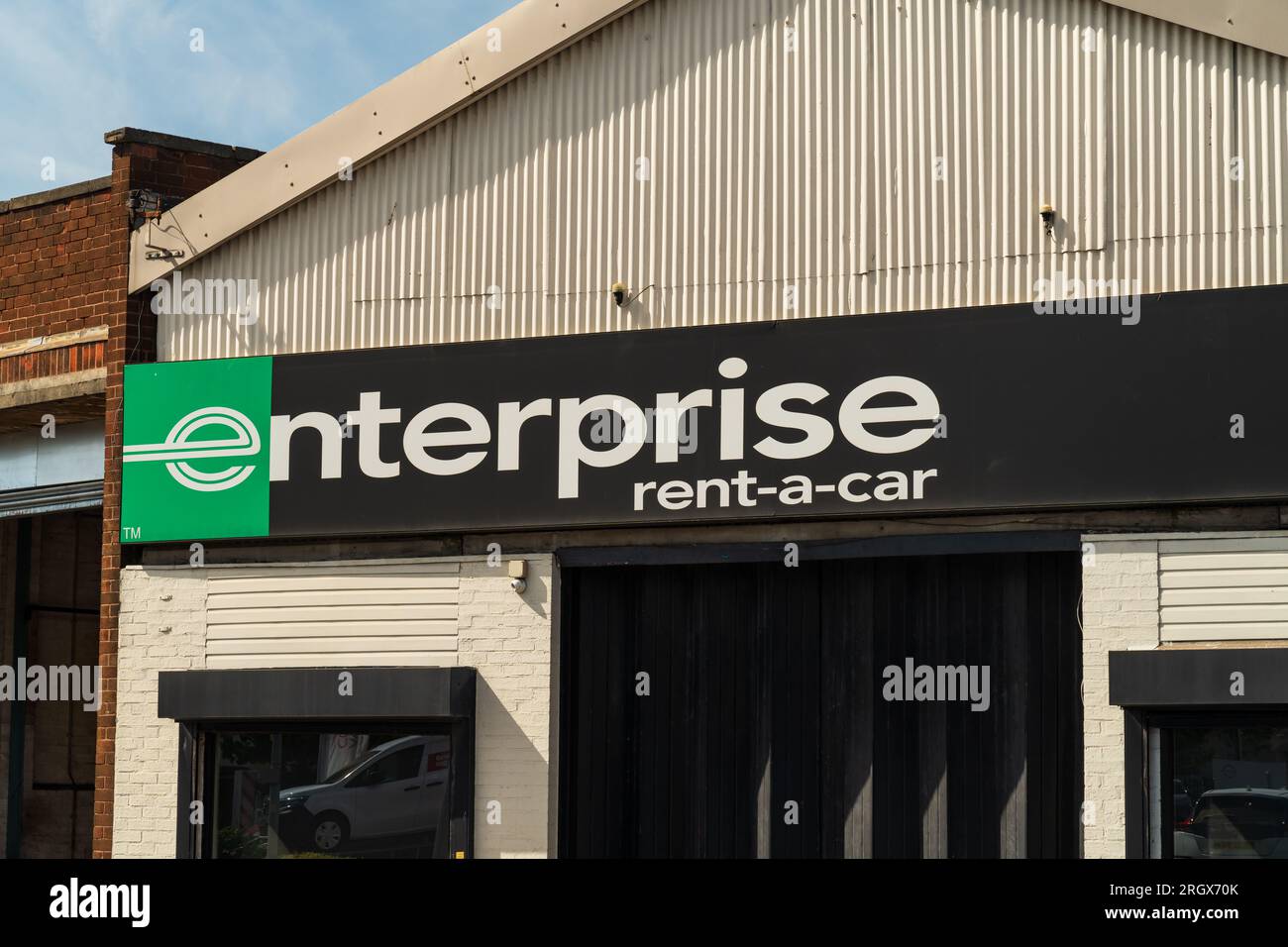 Wolverhampton, Regno Unito - 11 agosto 2023: Facciata del negozio e logo aziendale di Enterprise Rent-a-Car a Wolverhampton, Regno Unito Foto Stock