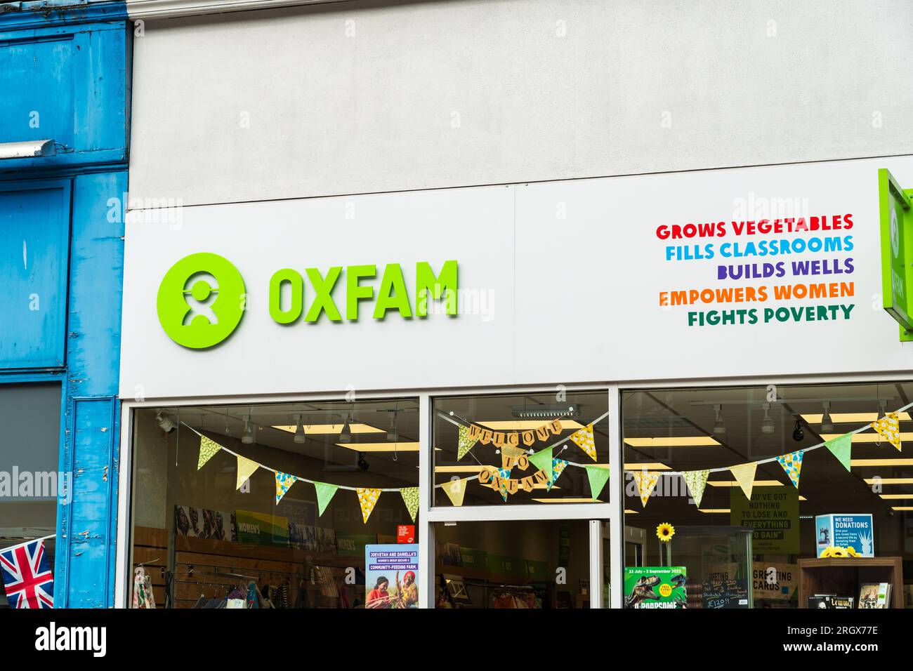 Wolverhampton, Regno Unito - 11 agosto 2023: Segnaletica esterna del Charity Shop, Oxfam nel centro di Wolverhampton Foto Stock
