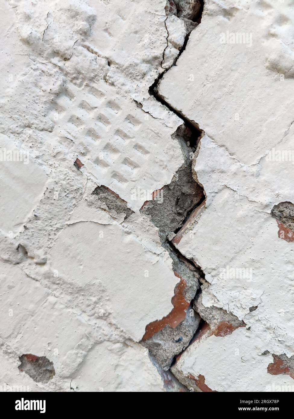 Grosse crepe tortuose sulla vecchia parete di intonaco. Copia spazio. Messa a fuoco selettiva. Foto Stock