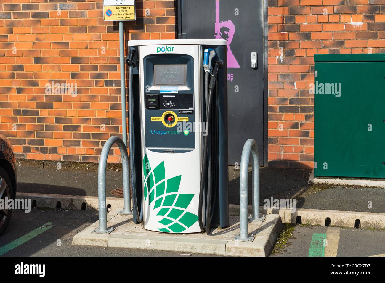 Wolverhampton, Regno Unito - 11 agosto 2023: Un punto di ricarica per veicoli elettrici Chargemaster a Wolverhampton nel Regno Unito Foto Stock