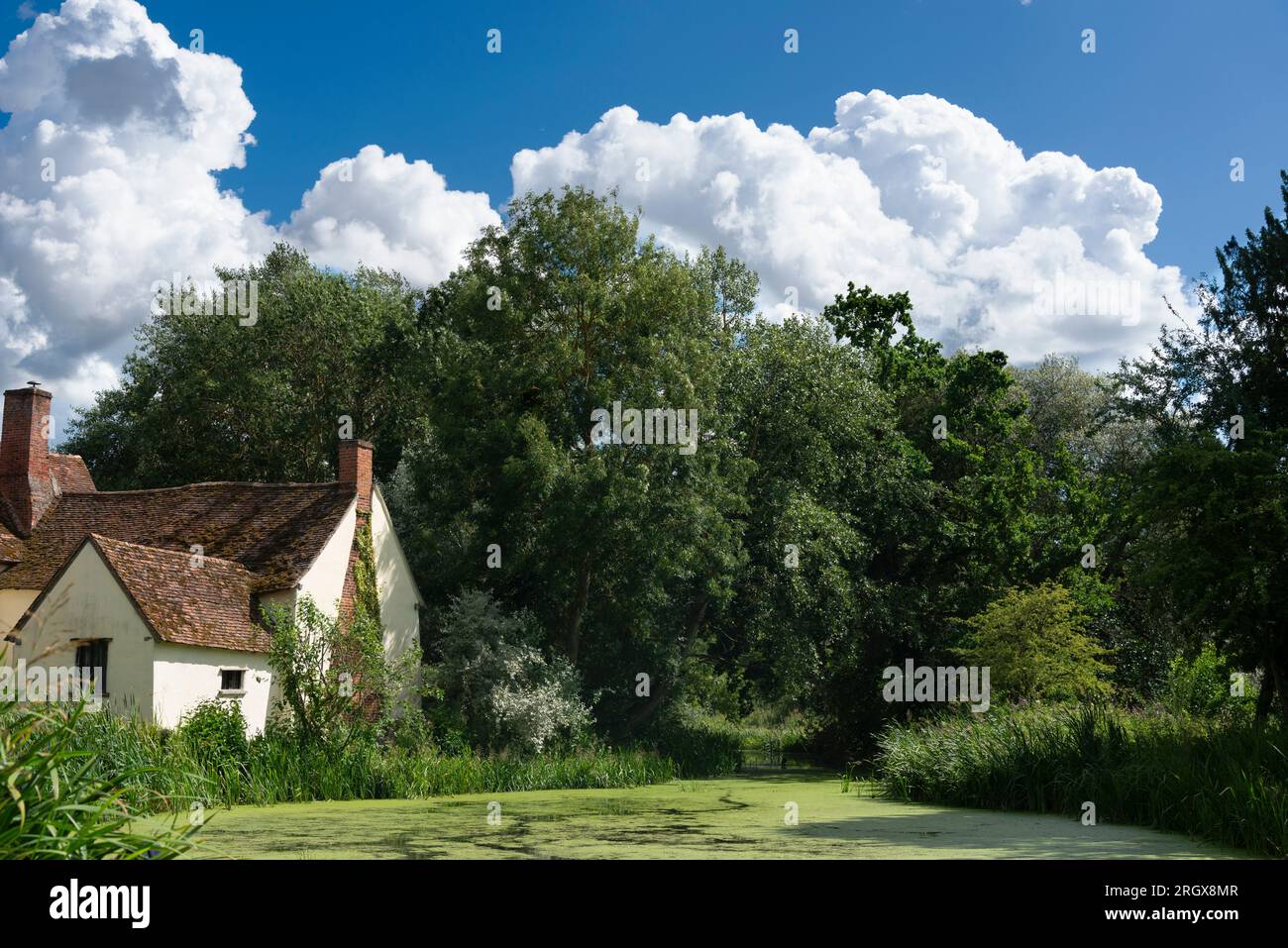 Lo stesso cottage raffigurato nel famoso dipinto di John Constable "The Hay Wain" (dipinto nel 1821) e vicino a Flatford Mill nel Suffolk, Inghilterra Foto Stock