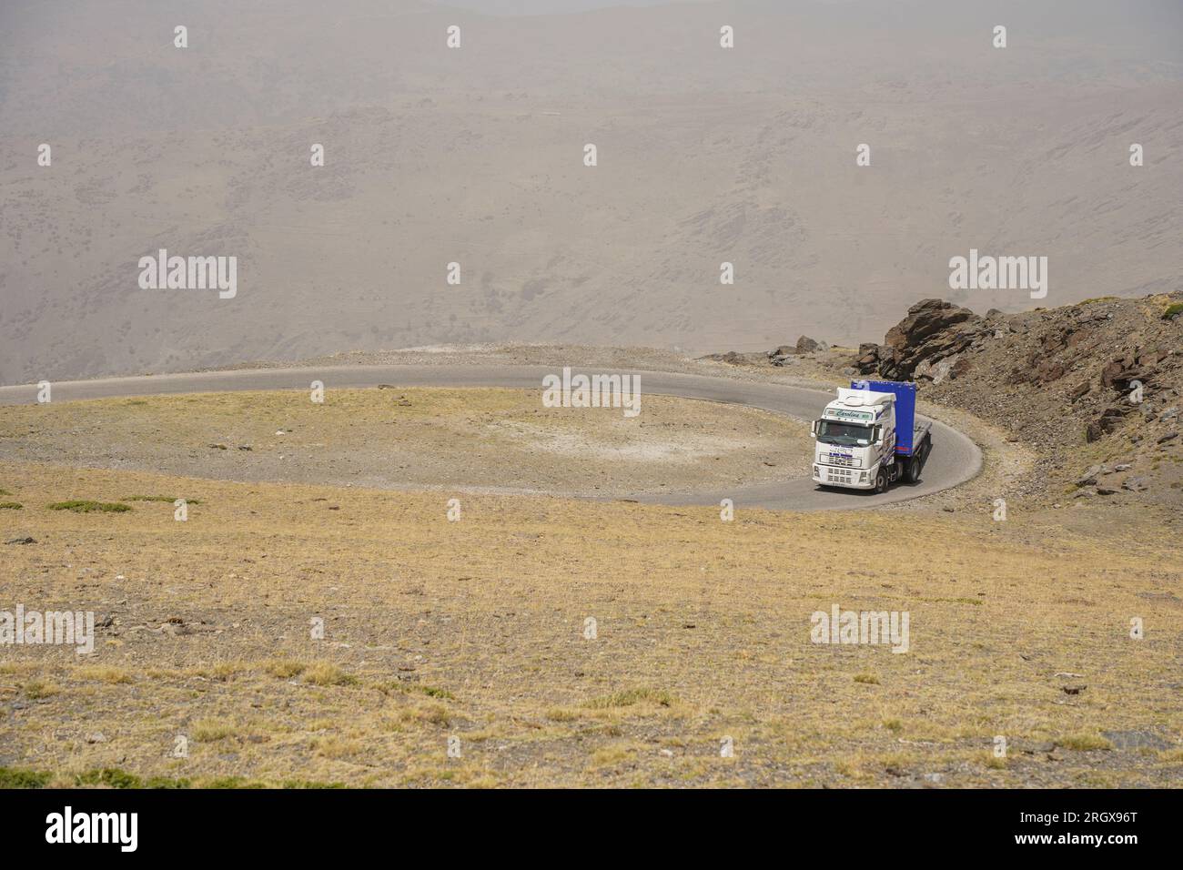 Un camion cargo che percorre la strada di montagna, le montagne della Sierra nevada, Andalusia, Spagna. Foto Stock