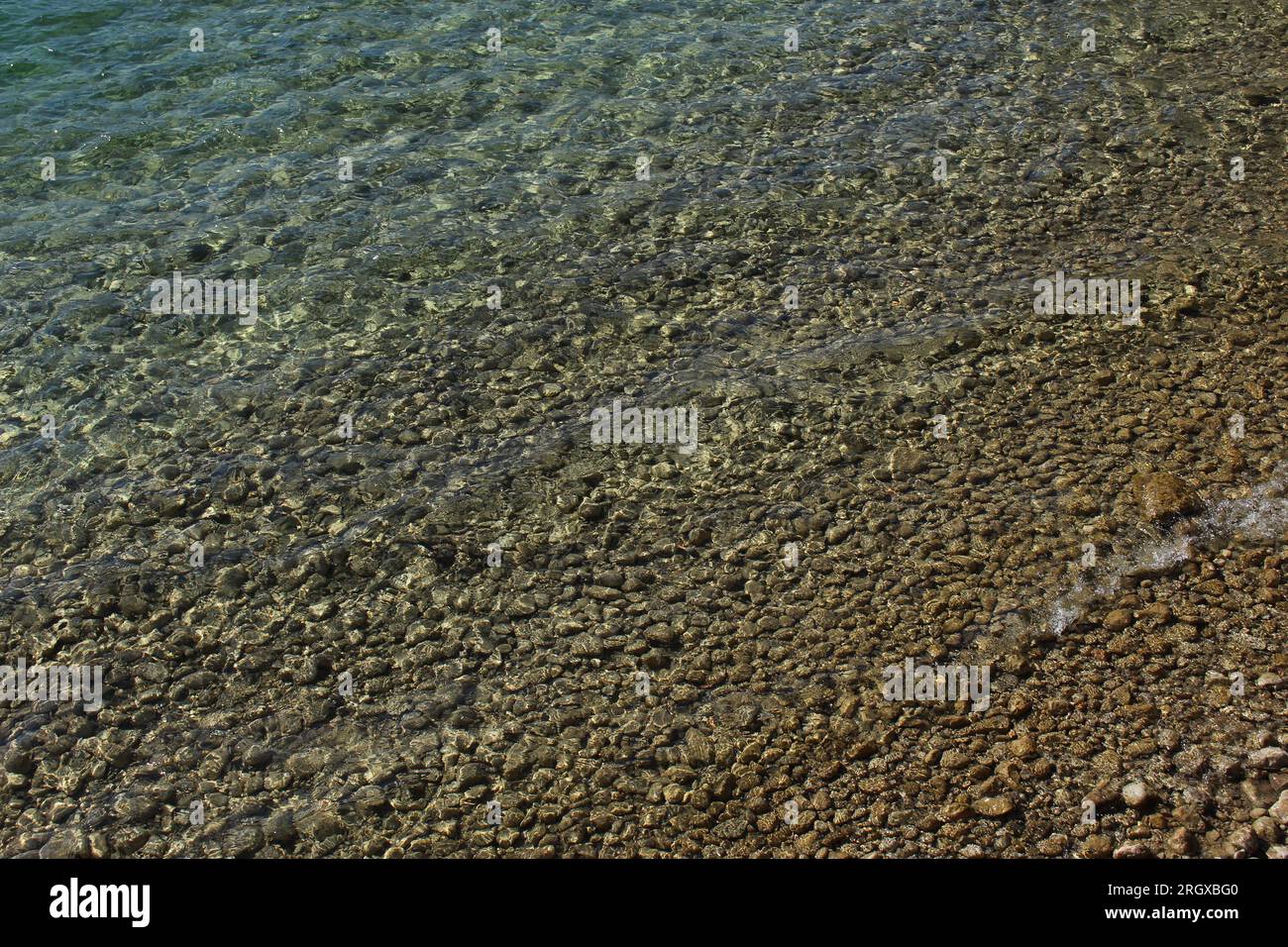 Gradiente di acqua limpida e turchese sul lago Wolfgang, Austria Foto Stock