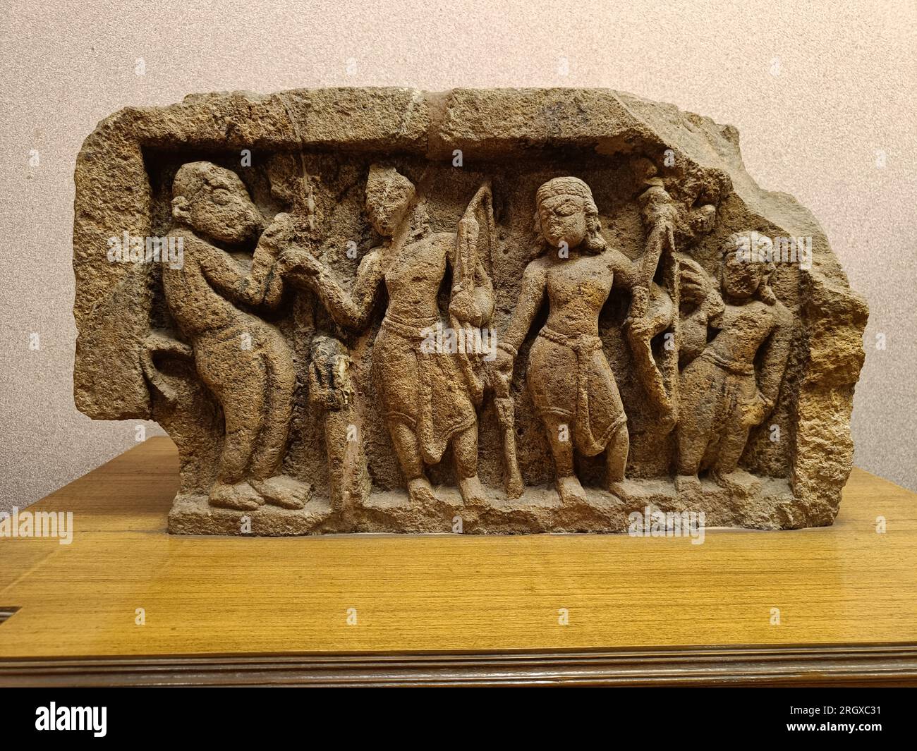 Scena di Ramayana. Stile: Bhaumakara, provenienza: Sakleswar Cuttack, materiale: Arenaria, IV-VIII secolo d.C. Quattro figure sono in piedi nel pannello. La Foto Stock