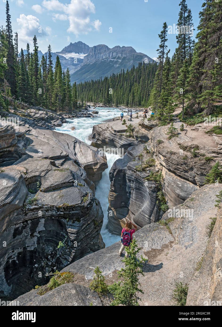 Banff National Park, Alberta, Canada – 5 agosto 2023: La gente si trova sul bordo del fiume Mistaya guardando il canyon Foto Stock