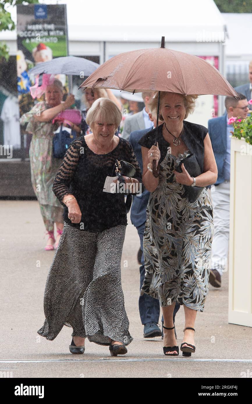 Ascot, Berkshire, Regno Unito. 12 agosto 2023. Gli automobilisti che arrivano questa mattina per la Dubai Duty Free Shergar Cup all'ippodromo di Ascot tra una pioggia e l'altra. Credito: Maureen McLean/Alamy Live News Foto Stock