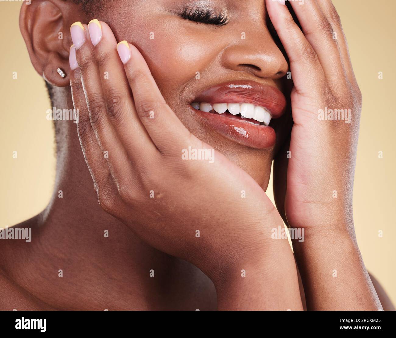 Mani su viso, trucco e bellezza di donna nera in studio per la cura di sé,