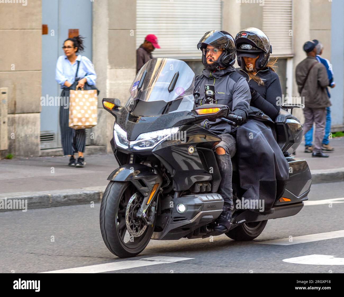 Coppia in sella a una moto Honda a 6 cilindri lungo la strada della città - Parigi 16, Francia. Foto Stock