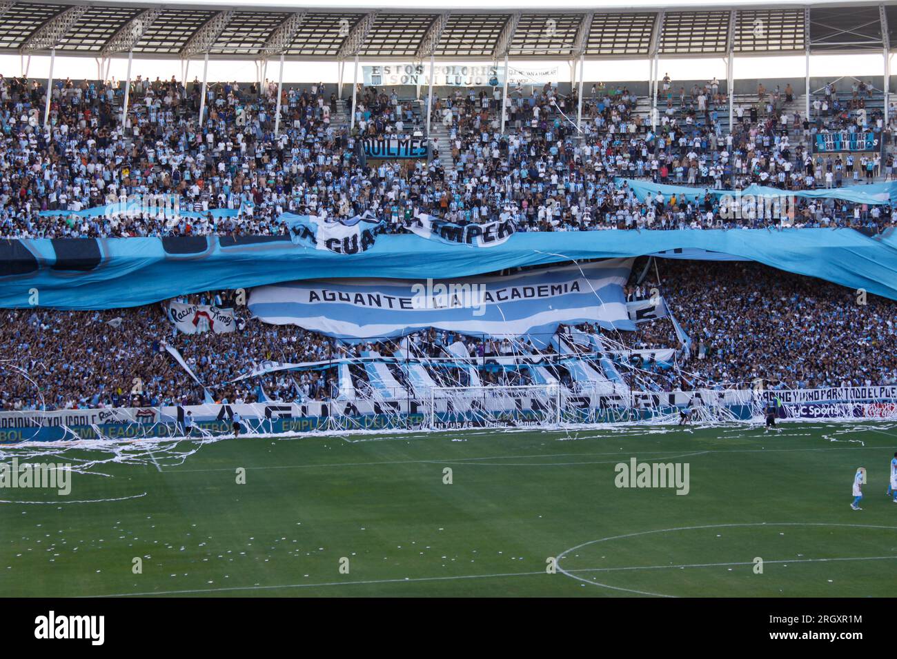 Avellaneda, Buenos Aires, Argentina. Imponente accoglienza da parte del pubblico del Racing Club che mostra la sua grande bandiera allo Stadio Presidente Peron durante il ma Foto Stock