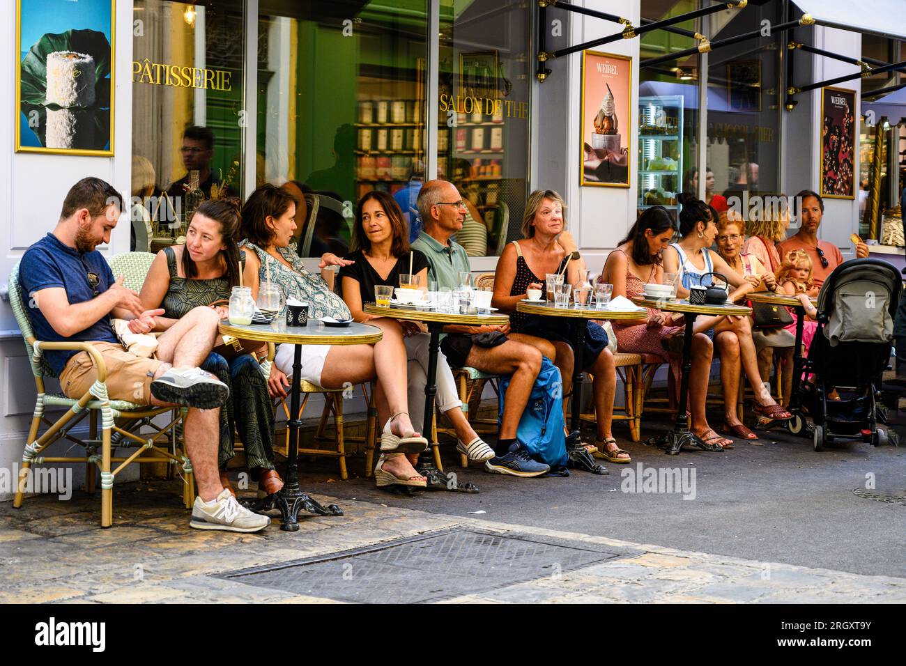 AIX-en-Provence, Francia -- 12 agosto 2023. Persone in un marciapiede Cafe ad Aix-en-Provence il sabato mattina. Foto Stock