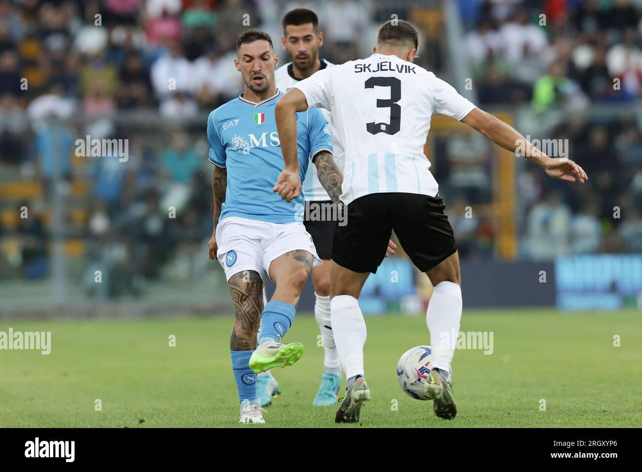 L'attaccante italiano dell'SSC Napoli Matteo Politano sfida per il pallone con il difensore norvegese dell'Apollon Jorgen Skjelvik durante l'amichevole SSC Napoli vs Apollon FC. Foto Stock