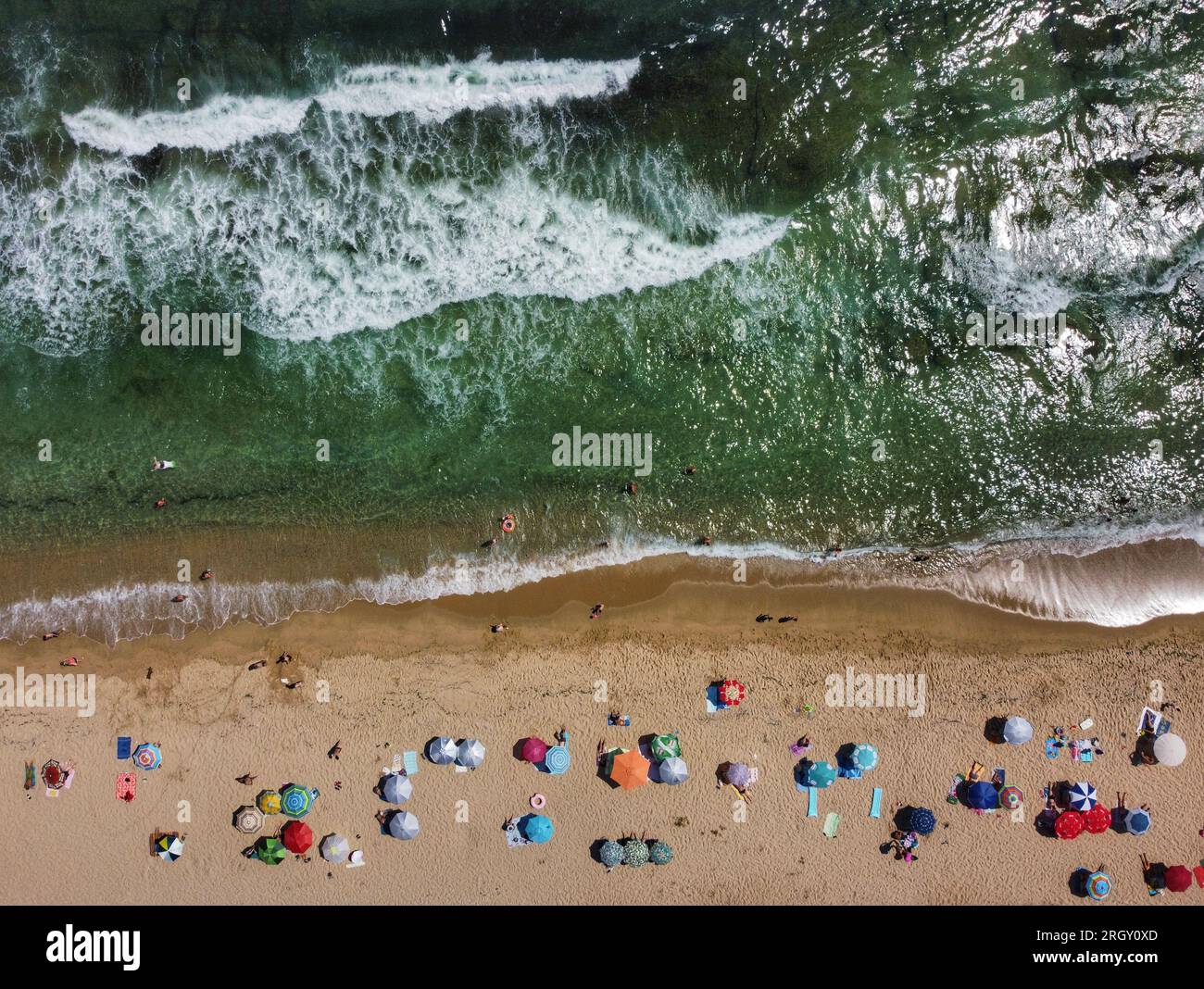 Vista droni sulla spiaggia sabbiosa della costa del Mar Nero Foto Stock