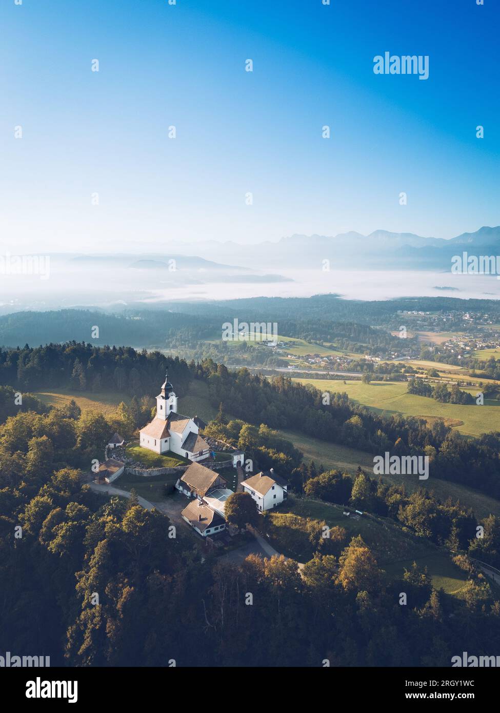Chiesa di Sternberg e cimitero sul lago Wörth in Carinzia, Austria Foto Stock