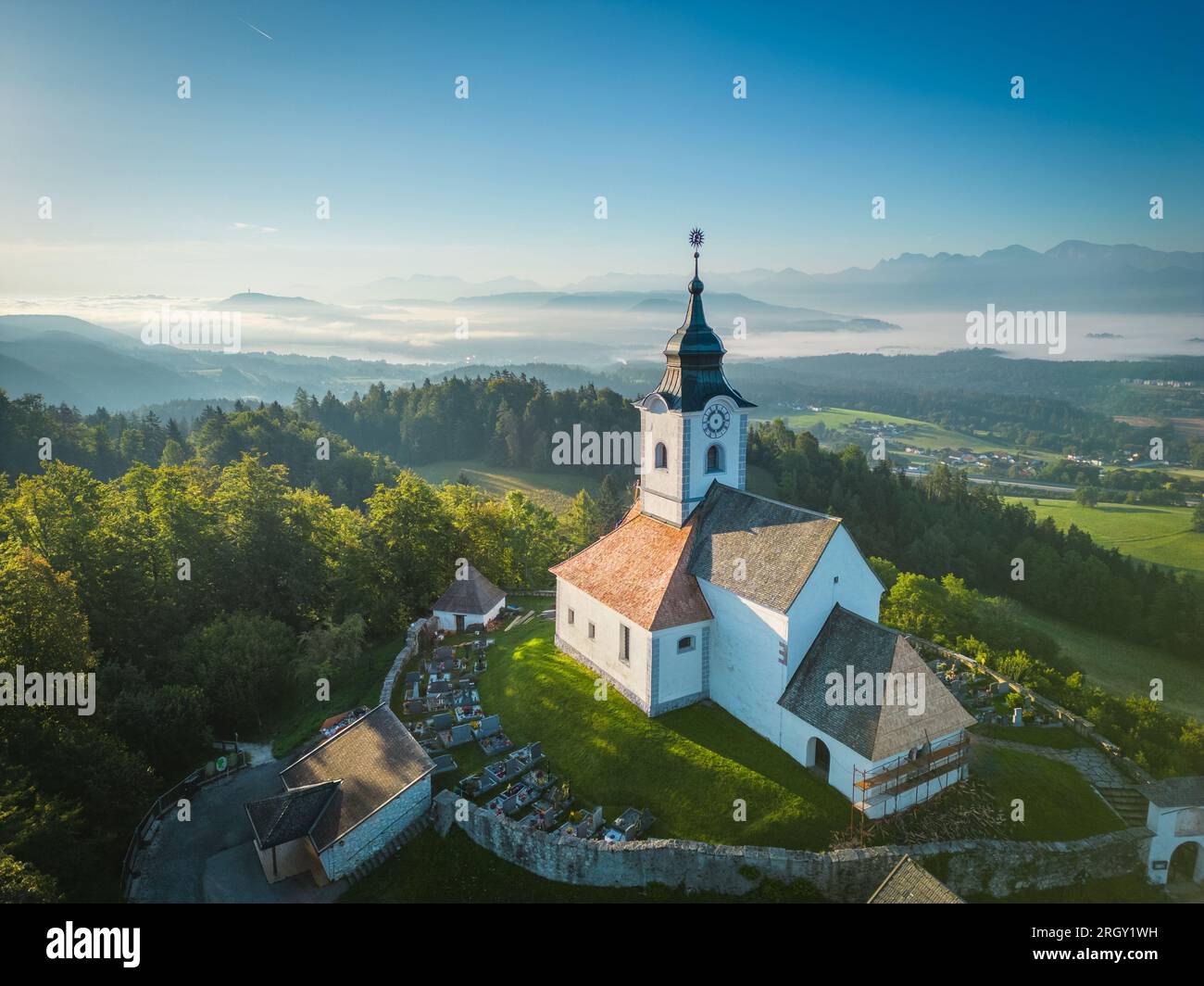 Chiesa di Sternberg e cimitero sul lago Wörth in Carinzia, Austria Foto Stock