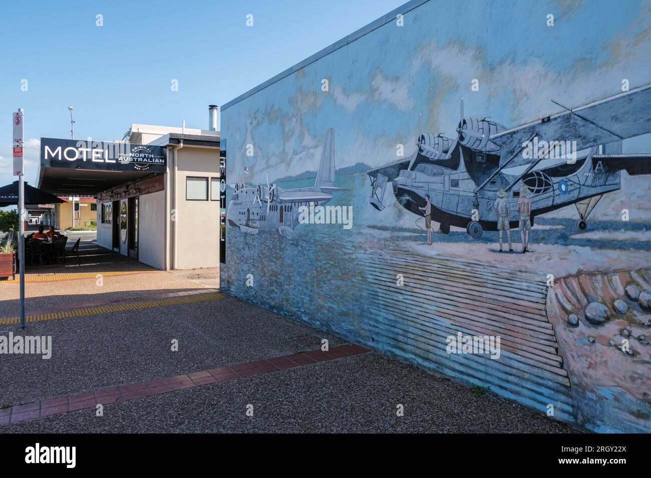 Murale di idrovolanti vicino all'originale North Australian Motel (est.1862), Herbert Street, Bowen, Queensland, Australia Foto Stock