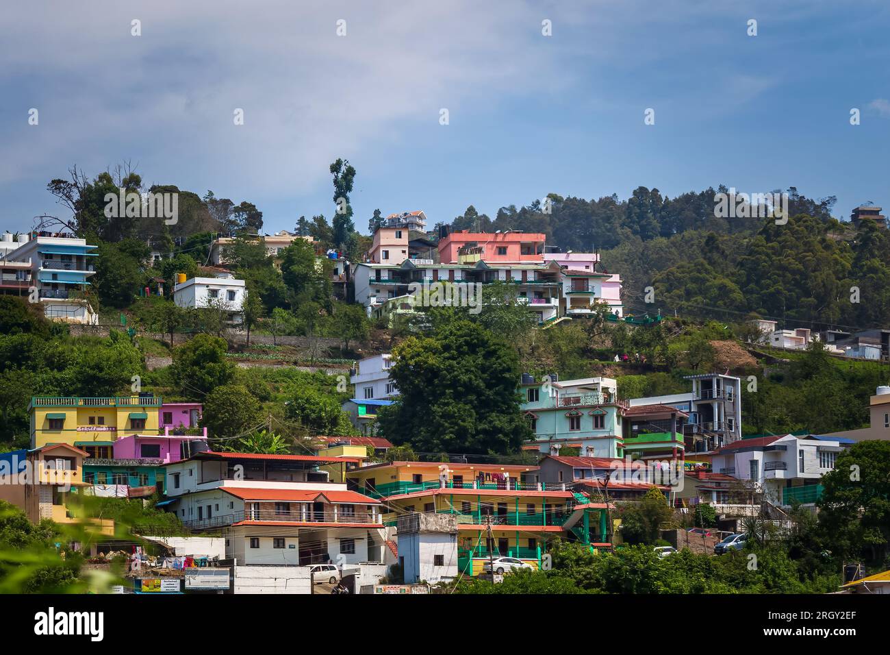 Splendida vista del cottage House sulla densa collina forestale, Kodaikanal, Tamil nadu, INDIA Foto Stock