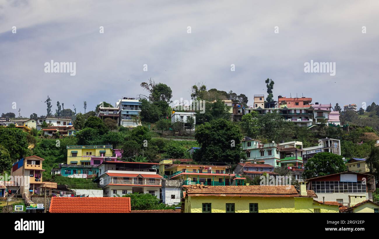 Splendida vista del cottage House sulla densa collina forestale, Kodaikanal, Tamil nadu, INDIA Foto Stock