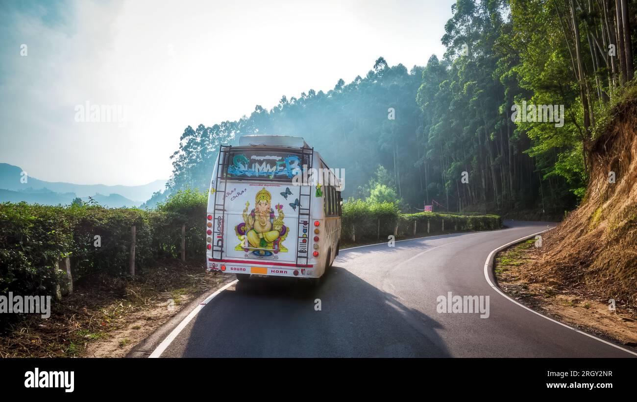 Viaggiare a Munnar in tempo Traveller è un'esperienza memorabile e senza problemi che amerai per tutta la vita. 13 maggio 2023 Munnar, Kerala, IN Foto Stock