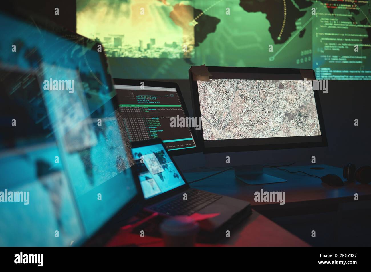 Computer, dark e monitor per la sicurezza informatica globale, la ricerca governativa o l'acquisizione di dati. Software, ufficio e una scrivania con pc per server di tutto il mondo Foto Stock
