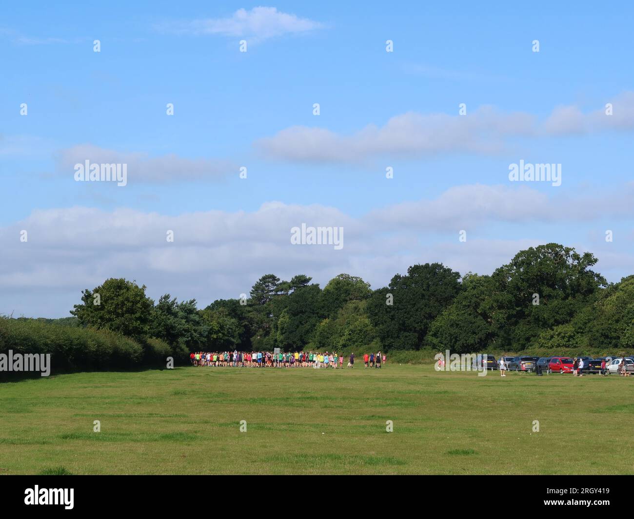 Kesgrave, Suffolk - 12 agosto 2023: 400th Park Run di Kesgrave al Millennium Field. Corridori in lontananza all'inizio. Foto Stock