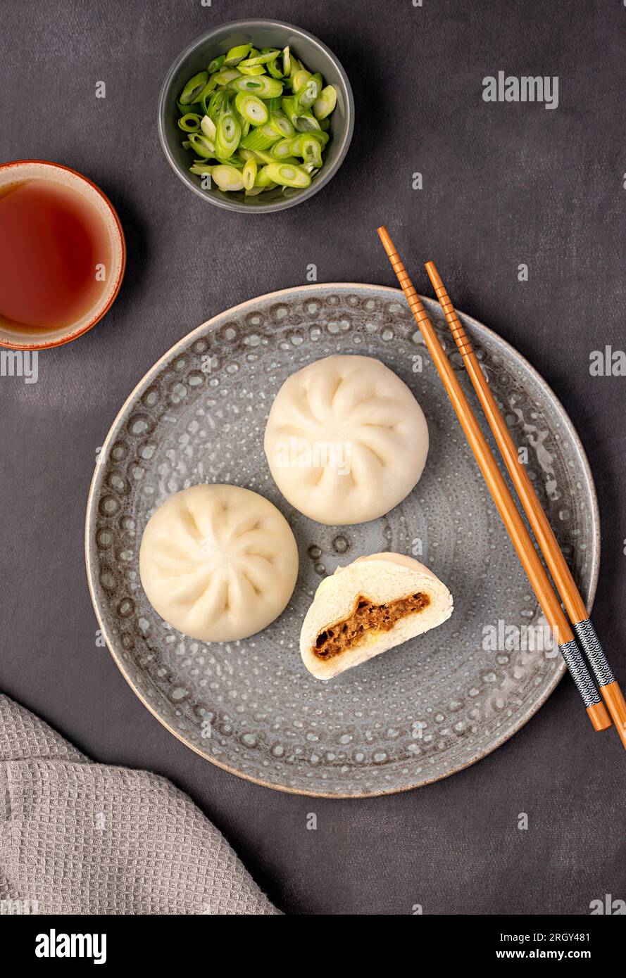 Fotografia gastronomica di panino al vapore, bao, carne d'anatra, cipolla primaverile, cinese, impasto, gnocchi, asiatico, ripieno, carne, pasticceria salata, vietnam Foto Stock