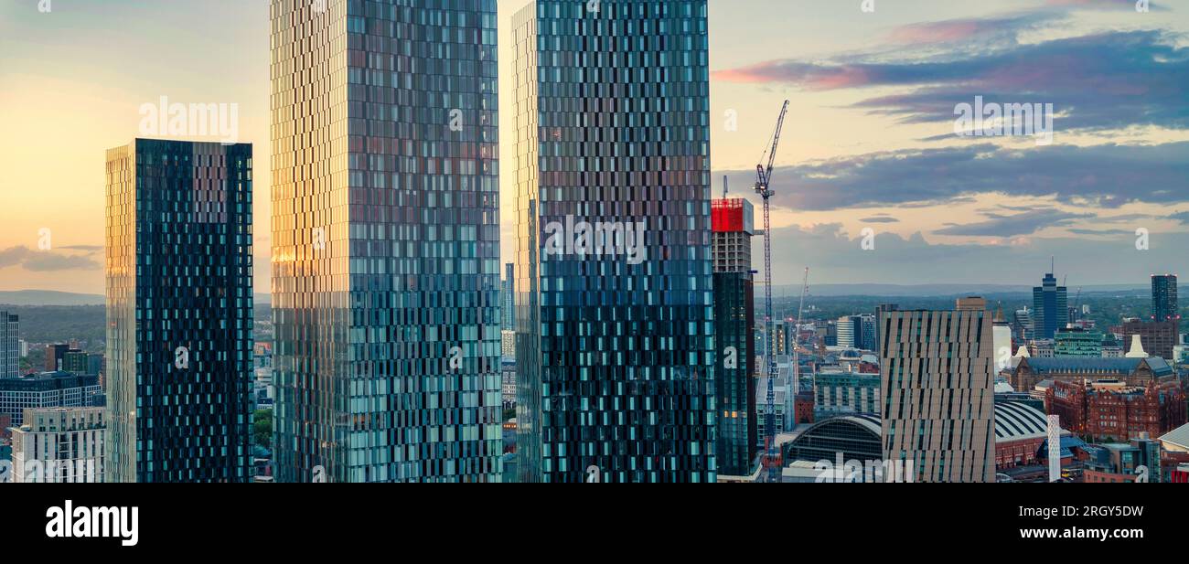 Vista aerea panoramica dello skyline di Manchester in un bellissimo tramonto (ora d'oro) Foto Stock