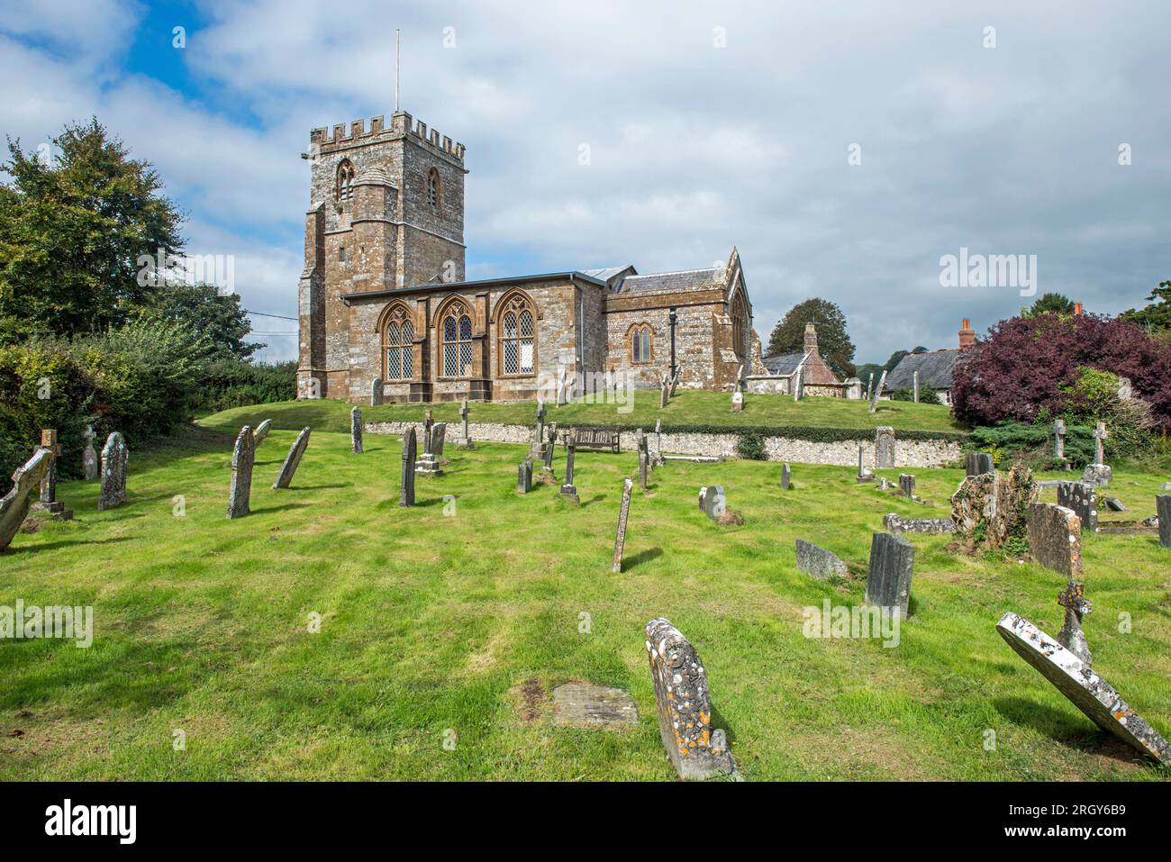 Chiesa di Sant'Andrea e San Pietro e il sagrato nel villaggio di Toller Pocorum nella contea inglese del Dorset - fotografato a settembre Foto Stock