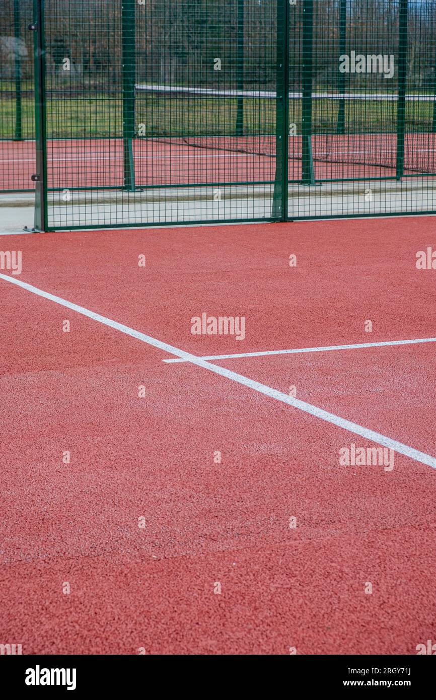 dettaglio della linea di un campo da paddle tennis rosso, campi sportivi a racchetta Foto Stock