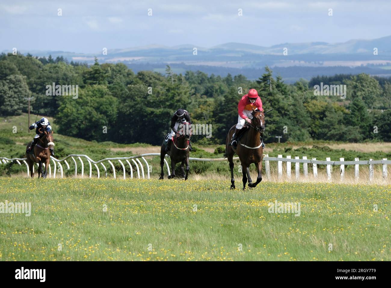 Selkirk, Regno Unito. 12 agosto 2023. Selkirk, Regno Unito. Sabato 12 agosto 2023. Selkirk Flapping Association, gara di gala Rig vicino a Selkirk. Seconda GARA per handicap Ettrick Forest (1? Miles) 4 Runners, vinti da Tich Boyd al Panic Attack, (indossato in rosso), Credit: Rob Gray/Alamy Live News Foto Stock