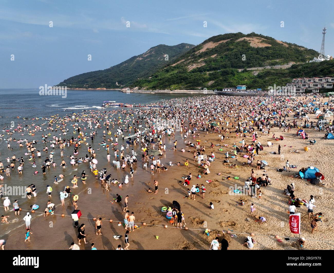 Lianyungang, Cina. 12 agosto 2023. LIANYUNGANG, CINA - 12 AGOSTO 2023 - i turisti si rinfrescano a Dashawan Beach nella città di Lianyungang, provincia di Jiangsu della Cina orientale, 12 agosto 2023. (Foto di Costfoto/NurPhoto) credito: NurPhoto SRL/Alamy Live News Foto Stock