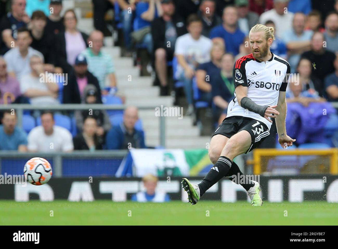 Everton, Regno Unito. 12 agosto 2023. Tim Ream di Fulham in azione. Partita di Premier League, Everton contro Fulham al Goodison Park di Liverpool sabato 12 agosto 2023. Questa immagine può essere utilizzata solo per scopi editoriali. Solo per uso editoriale, licenza necessaria per uso commerciale. Nessun utilizzo in scommesse, giochi o pubblicazioni di un singolo club/campionato/giocatore. foto di Chris Stading/Andrew Orchard fotografia sportiva/Alamy Live news Credit: Andrew Orchard Sports Photography/Alamy Live News Foto Stock