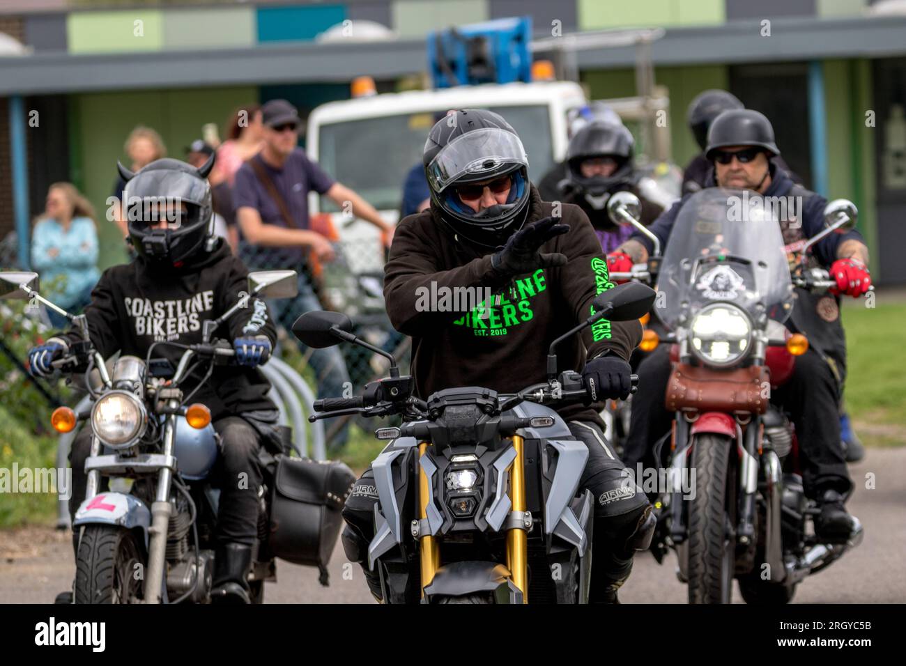 Eastbourne, East Sussex, Regno Unito. 12 agosto 2023. Centinaia di motociclisti, gruppi motociclistici e veicoli d'epoca provenienti da tutta la regione si riuniscono per partecipare a una raccolta fondi per Alfie da 6 anni di Eastbourne, che lotta contro un tumore al cervello dal 2017. I cavalieri che accompagneranno Alfie nelle zone dell'East Sussex per raccogliere fondi per aiutare Alfie a curare il tumore che ora ha un impatto sulla sua vista. Tutti i fondi raccolti andranno anche a finanziare un viaggio a Disneyland per Alfie e la sua famiglia. Crediti: Newspics UK South/Alamy Live News Foto Stock