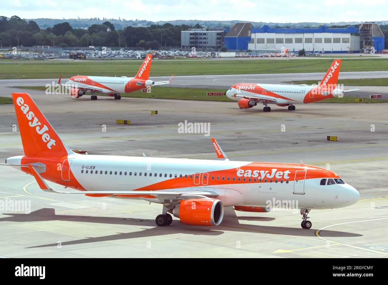 Londra, Inghilterra, Regno Unito - 1 agosto 2023: Aerei passeggeri operati dalla compagnia aerea economica easyjet all'aeroporto di Gatwick Foto Stock