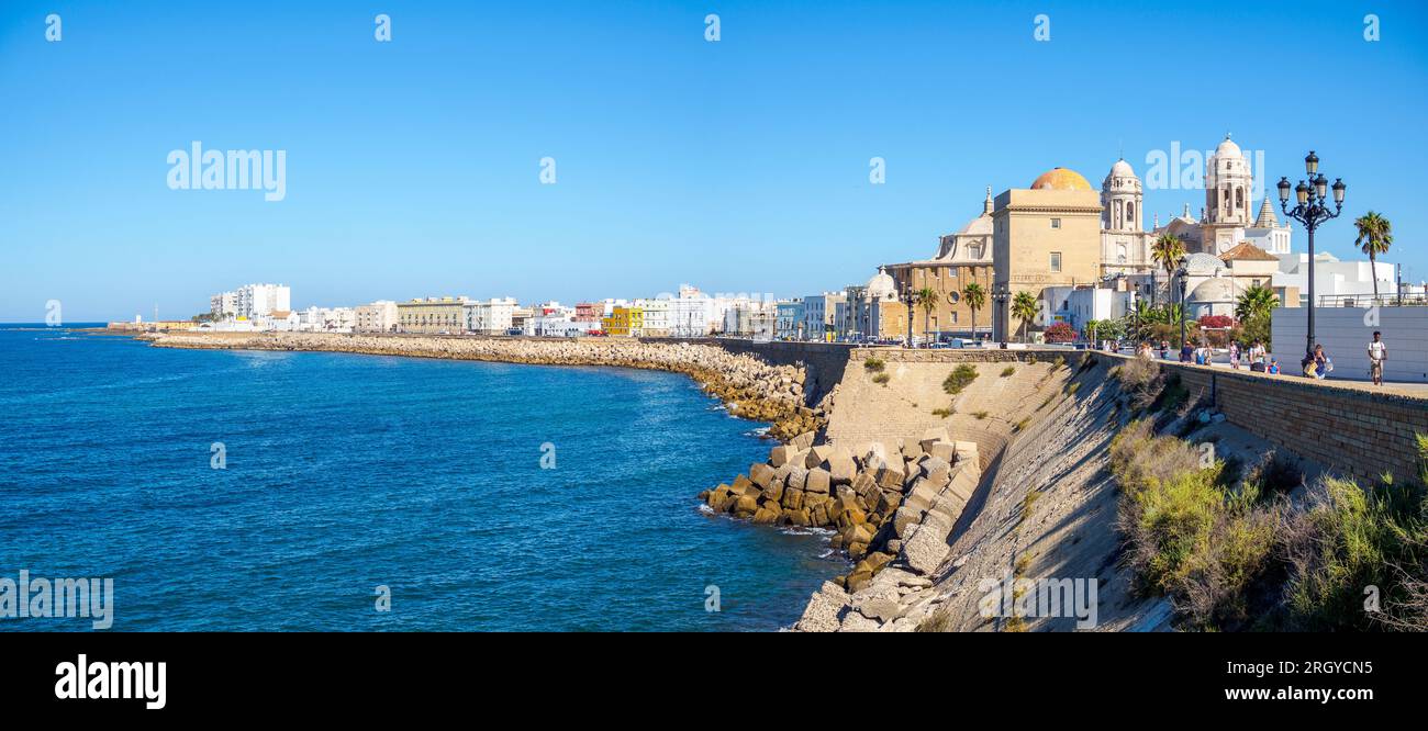 Campo del Sur Avenue nelle giornate di sole. Cadice, Andalusia, Spagna. Foto Stock