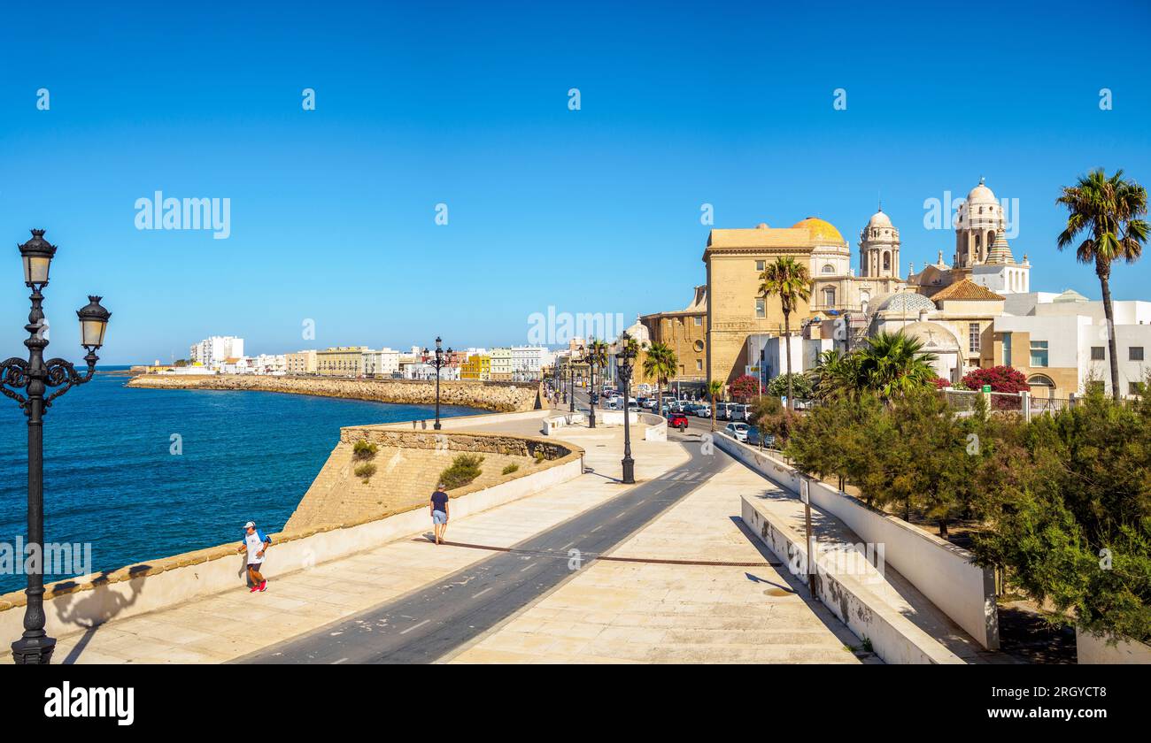 Campo del Sur Avenue nelle giornate di sole. Cadice, Andalusia, Spagna. Foto Stock