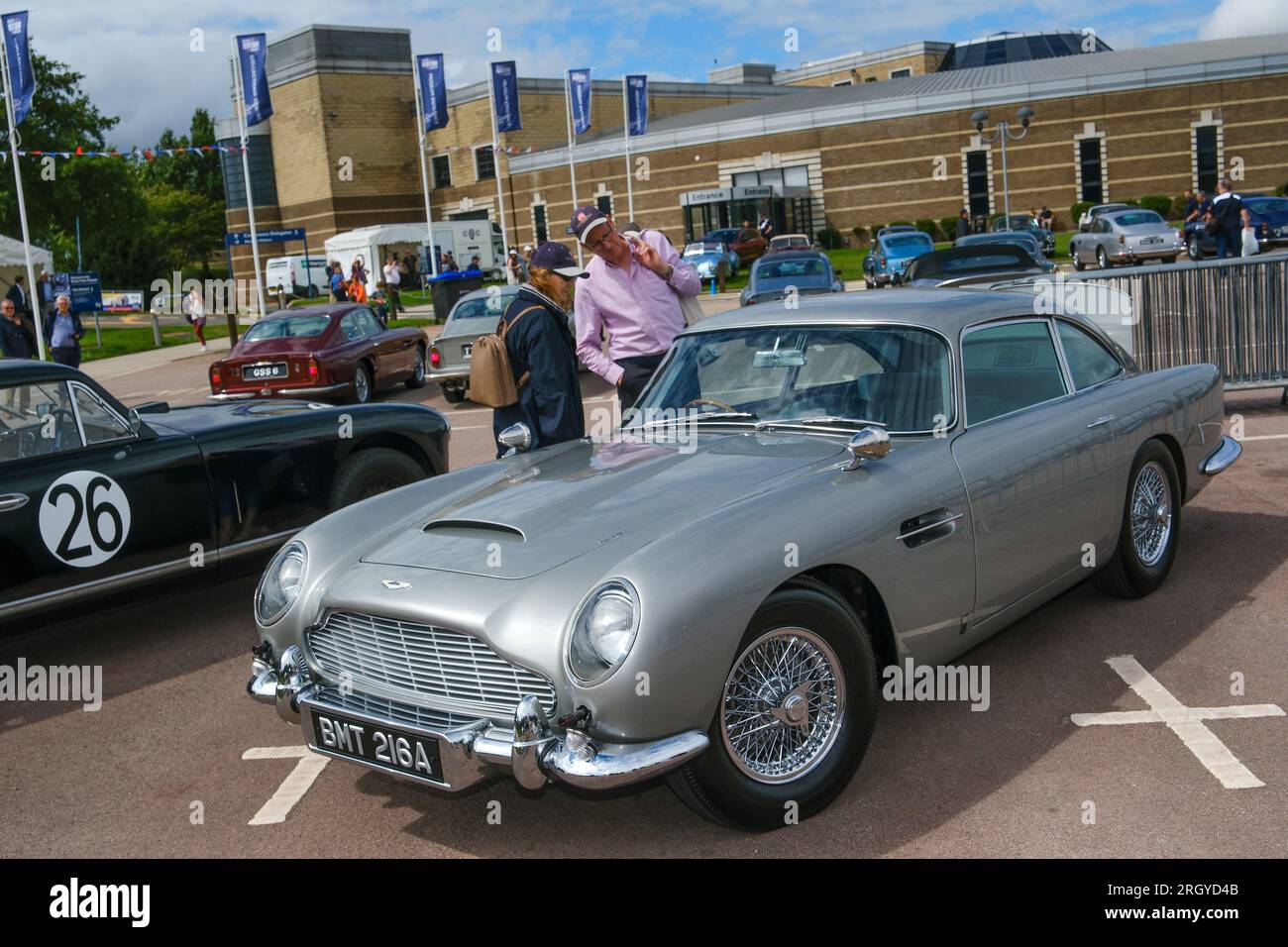 British Motor Museum Gaydon, Warwickshire, Regno Unito. Sabato 12 agosto 2023. L'Aston Martin Heritage Trust celebra il suo 25° compleanno. La folla si diverte a vedere il modello di continuazione della Aston Martin DB5 Goldfinger. L'auto raffigurata è il prototipo del modello continuativo che era limitato ad una produzione di 25, ad un costo di 3,5 milioni di sterline ciascuno. L’evento ha celebrato questo insieme a tutte le cose “Aston”. Altre celebrazioni, tra cui - 60 anni della DB5 - 20 anni della DB9 - 75 anni della linea di sangue DB - 110 anni di Aston Martin Lagonda. Crediti: Ian Tennant / Alamy Live News. Foto Stock