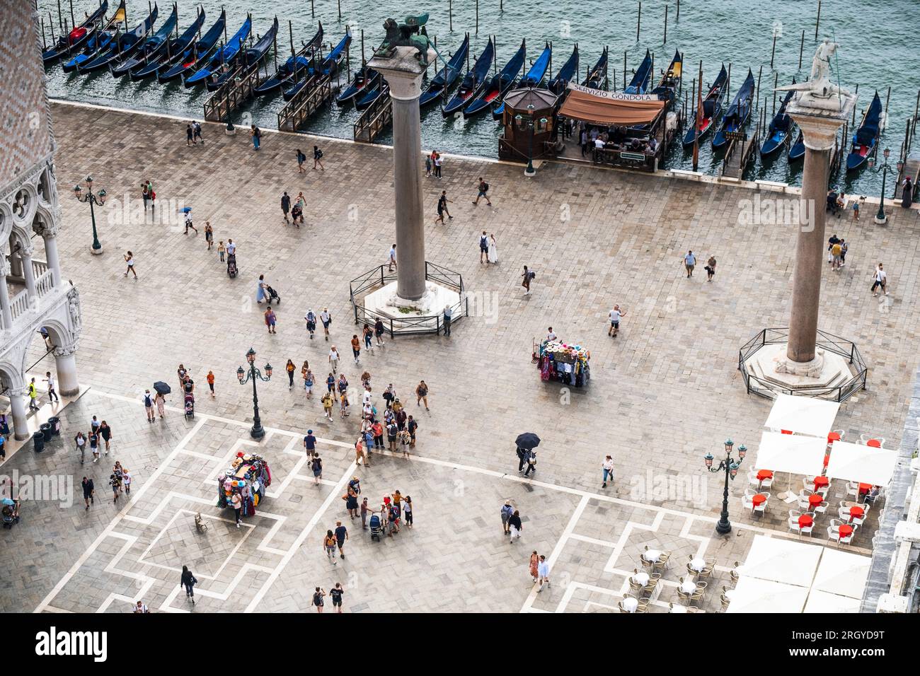 L'amore fiorisce nell'incantevole servizio fotografico all'aperto pre-matrimonio di Venezia. Foto Stock