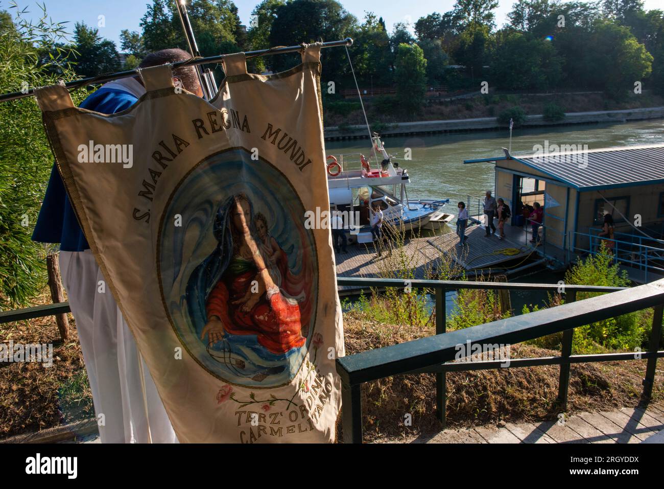 30 luglio 2023 - Roma, Italia: Solenne celebrazione della navigazione del Tevere in onore della Madonna del Carmine, Madonna dei cittadini romani, detta de Noantri. I portatori della statua del peso di 1,6 tonnellate sono la Venerabile Confraternita del Santissimo Sacramento e Maria del Carmine a Trastevere. La festa fu ufficialmente istituita nel 1927, ma le origini risalgono al XVI secolo. Nel 1535, dopo un'alluvione, fu trovata una statua di Maria scolpita in legno di cedro lungo le rive del fiume Tevere. © Andrea Sabbadini Foto Stock