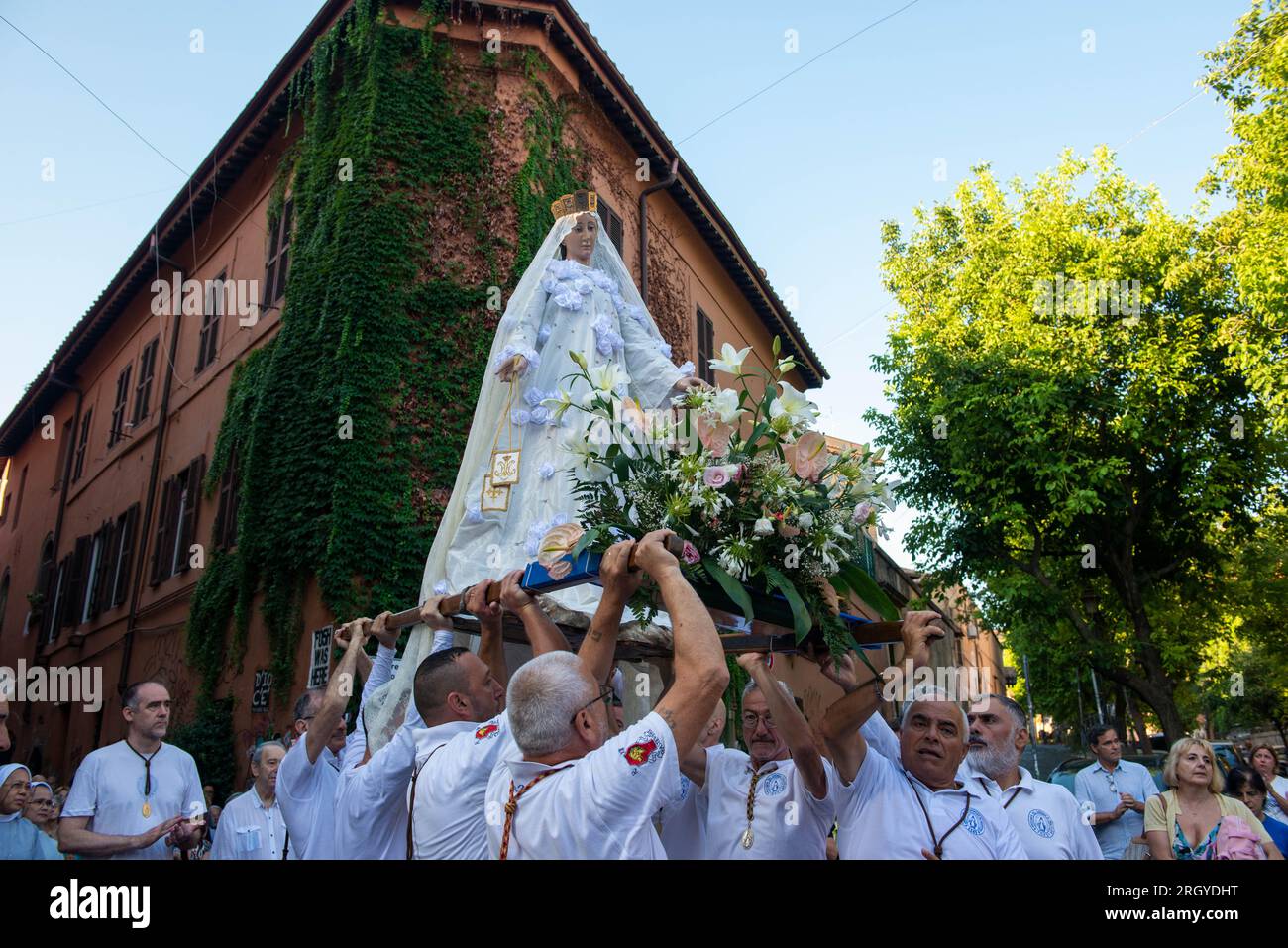 31 luglio 2023 - Roma, Italia: Solenne celebrazione e processione per le vie di Trastevere in onore della Madonna del Carmine, Madonna dei cittadini romani chiamata "de Noantri". I portatori della statua del peso di 1,6 tonnellate sono la Venerabile Confraternita del Santissimo Sacramento e Maria del Carmine a Trastevere. La festa fu ufficialmente istituita nel 1927, ma le origini risalgono al XVI secolo. Nel 1535, dopo un'alluvione, fu trovata una statua di Maria scolpita in legno di cedro lungo le rive del fiume Tevere. © Andrea Sabbadini Foto Stock